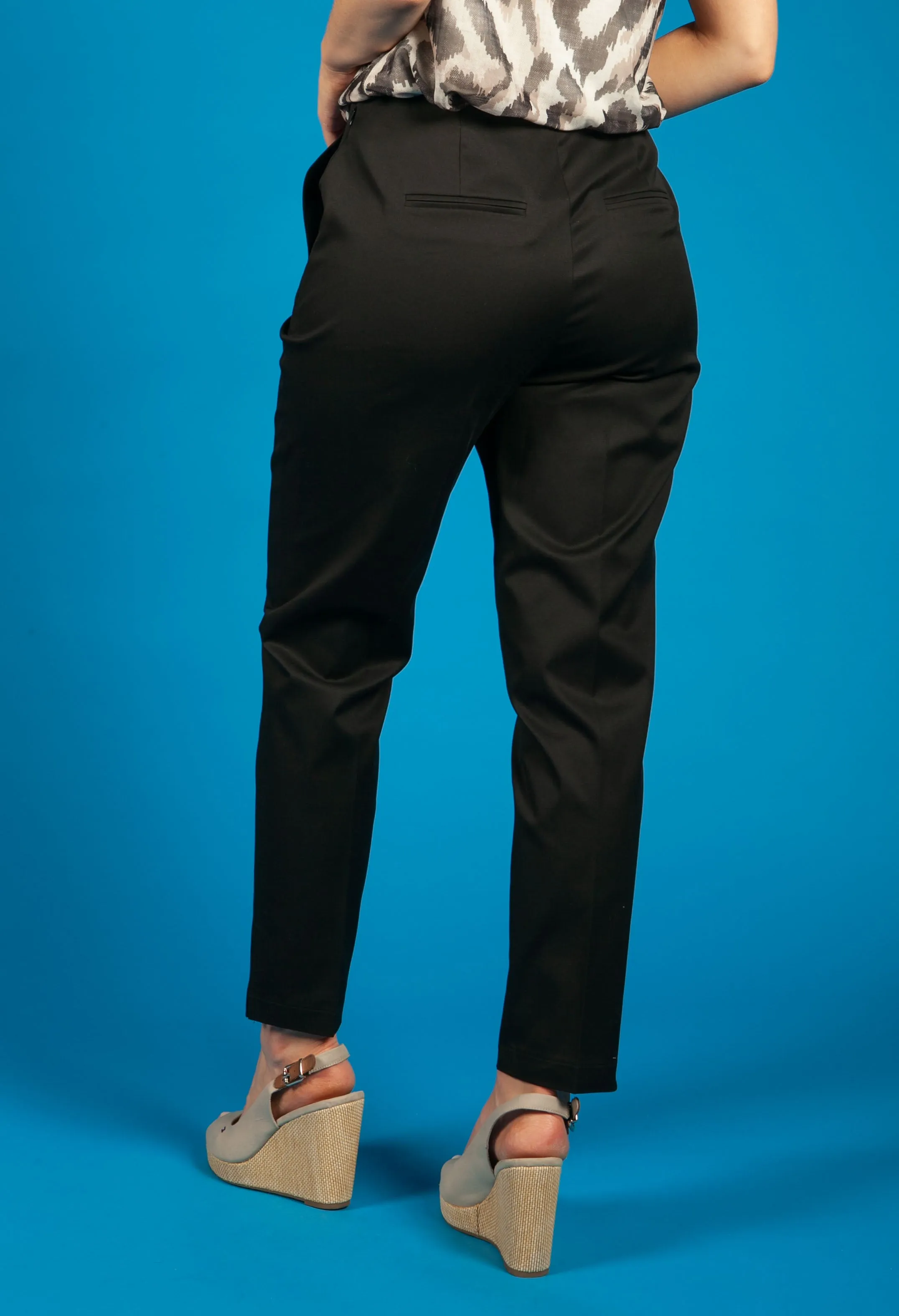 7/8-length trousers with vertical pin tucks